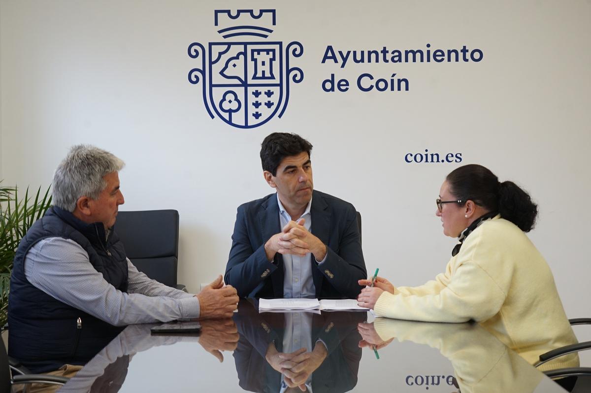 El acalde de Coín, Francisco Santos,  ha decidido construir un paso alternativo mientras se construye un nuevo puente en el partido de Valenciana.