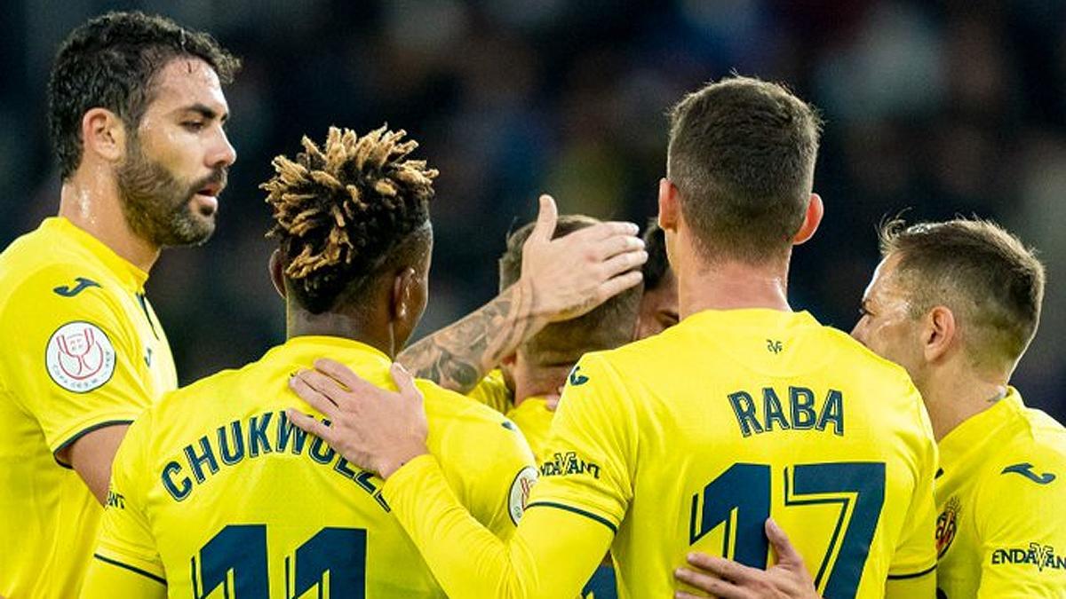 Los jugadores Villarreal celebran uno de los goles.