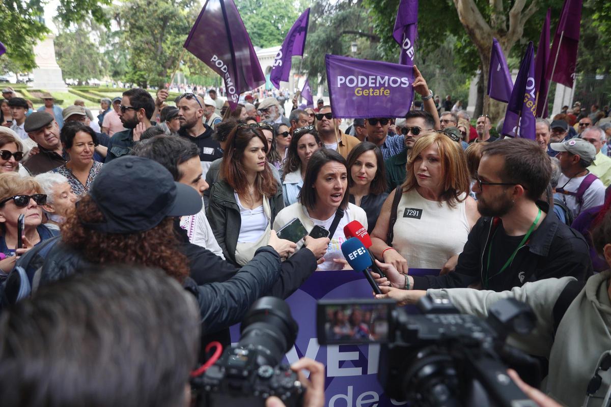 La candidata de Podemos a las europeas, Irene Montero, atiende a los medios de comunicación en una manifestación este domingo.