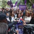 La candidata de Podemos a las europeas, Irene Montero, atiende a los medios de comunicación en una manifestación este domingo. 