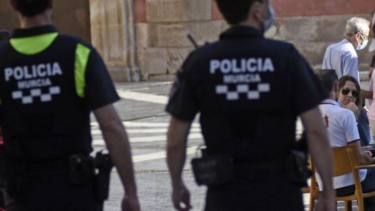 Dos policías patrullan por el centro de la ciudad de Murcia. | L.O.