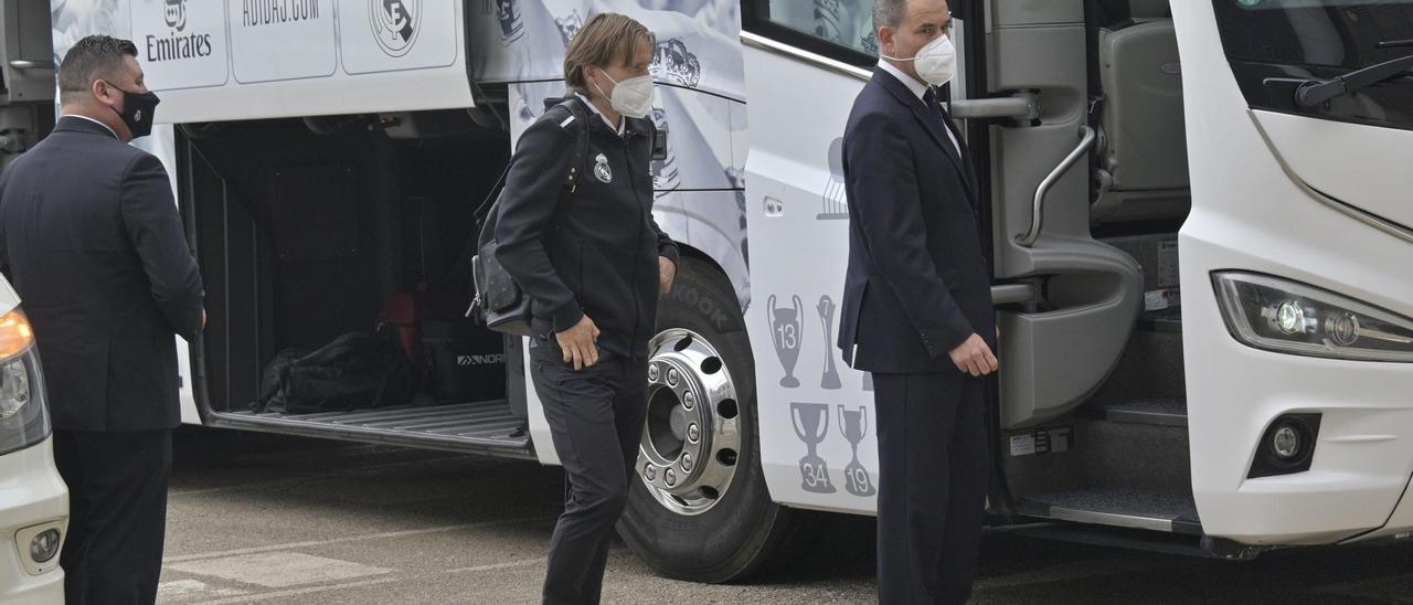 Luca Modric junto al autocar del Real Madrid, en el partido de Liga del pasado 30 de octubre