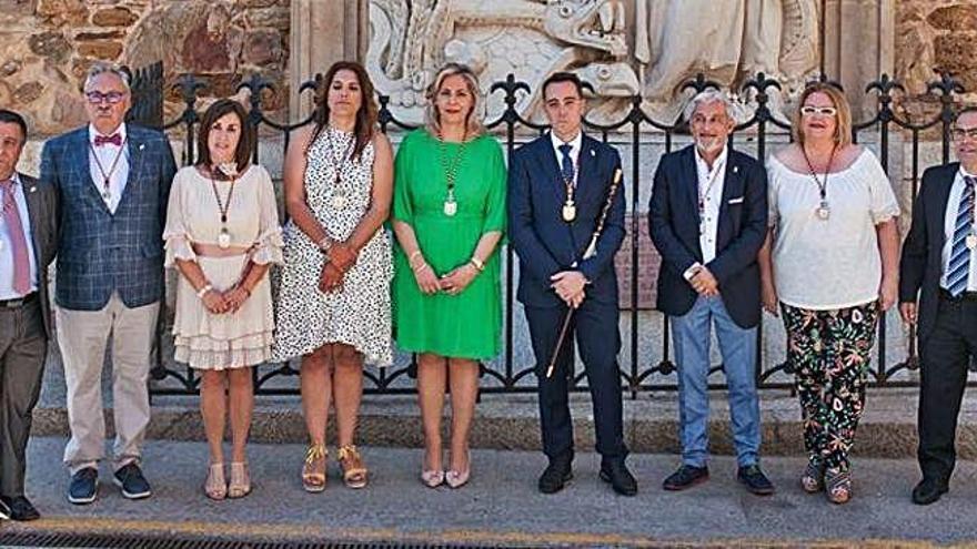 El nuevo equipo de Gobierno municipal de Benavente tras el Pleno de constitución de la Corporación posando delante del mosaico de Fray Toribio de Motolinía.