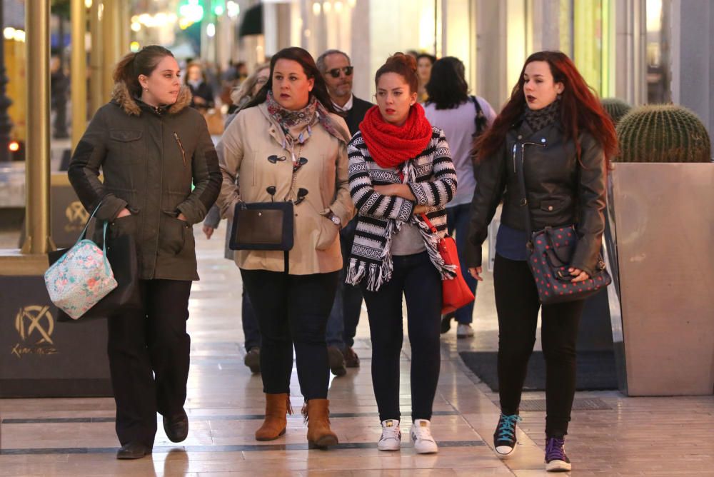 Bajada de temperaturas generalizada que se deja sentir en las calles de Málaga, aunque sin riesgo de precipitaciones