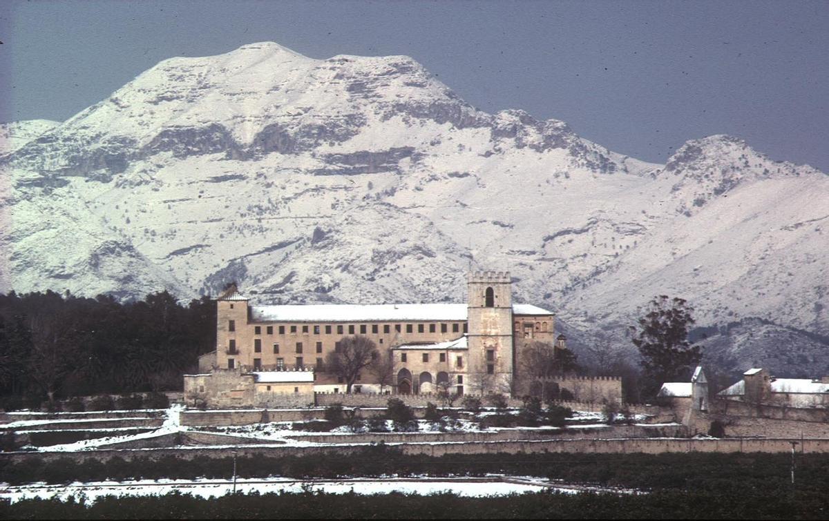 El monasterio de Sant Jeroni de Cotalba, con el Mondúver nevado detrás.