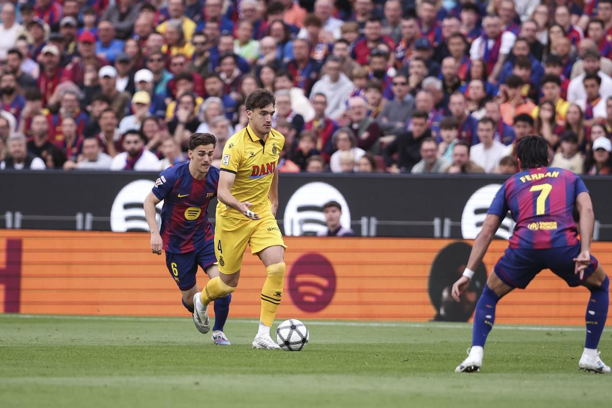El Espanyol trata de meterse en el partido.