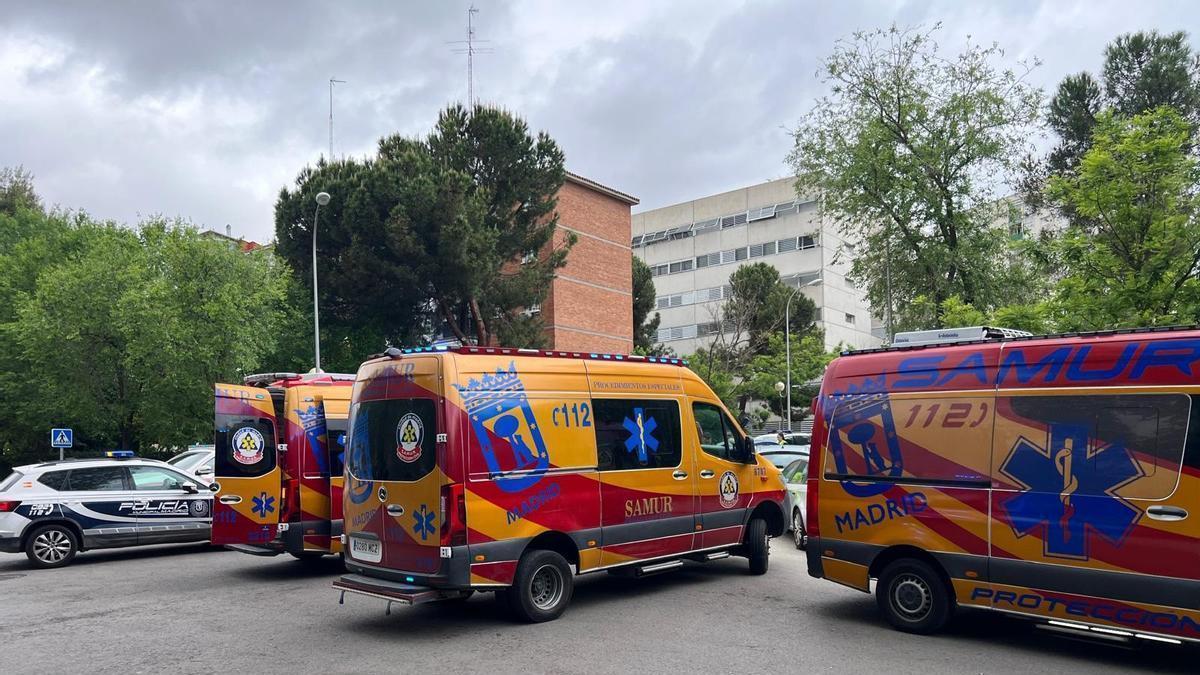 Archivo - Ambulancias de Samur-Protección Civil y coche patrulla de la Policía Municipal de Madrid en el distrito de Latina. Foto de archivo