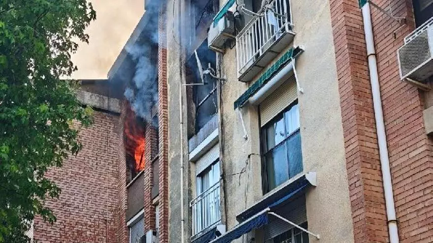 Cinco personas hospitalizadas a raíz de un incendio en un piso de Sabadell