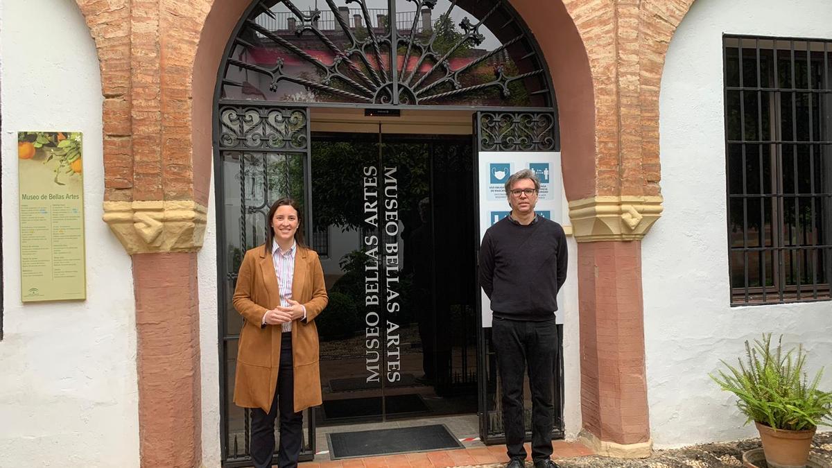 Cristina Casanueva y José María Domenech, a la entrada del Museo de Bellas Artes.