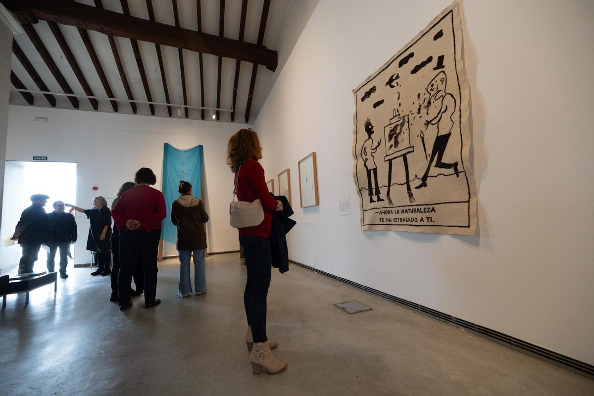 Una visitante contempla la obra de Adrián Martínez, en la inauguración de la nueva entrega de 'MACE Focus'.