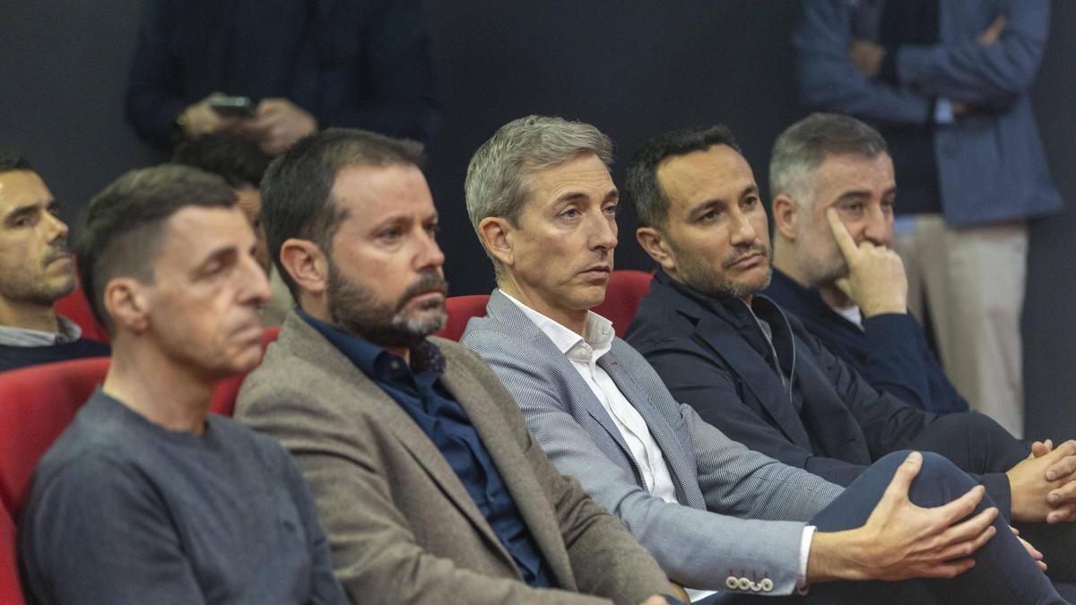 Pablo Ortells y Alfonso Díaz, en el centro de la imagen, durante la despedida de Arrasate.