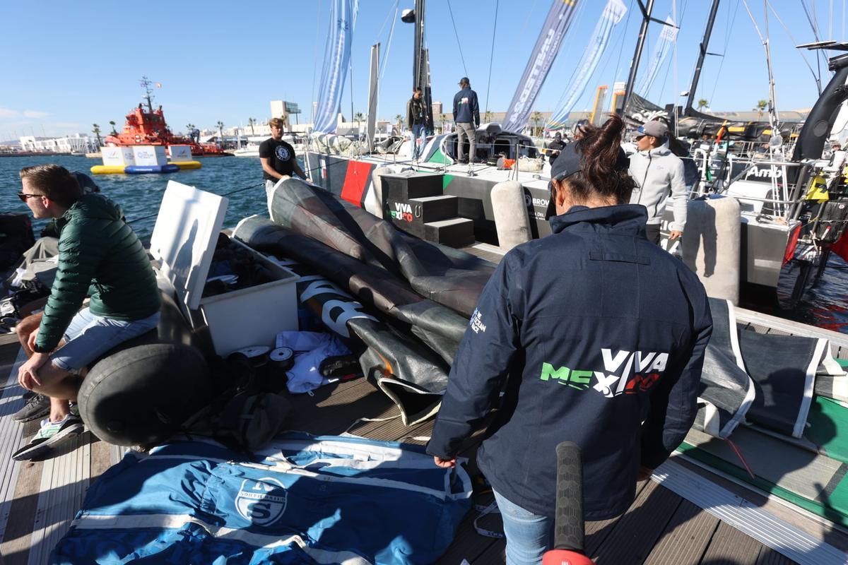 Uno de los equipos preparando la embarcación para el gran desafío