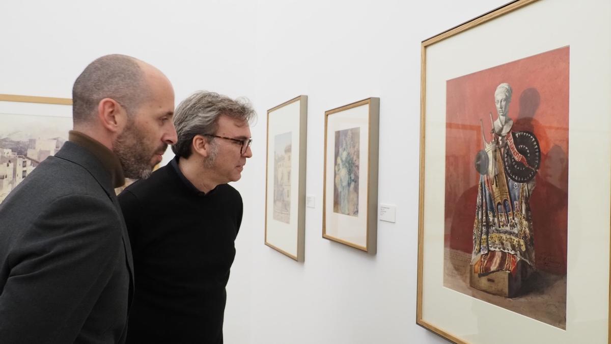 Eduardo Lucena y José María Domenech observan una de las obras.