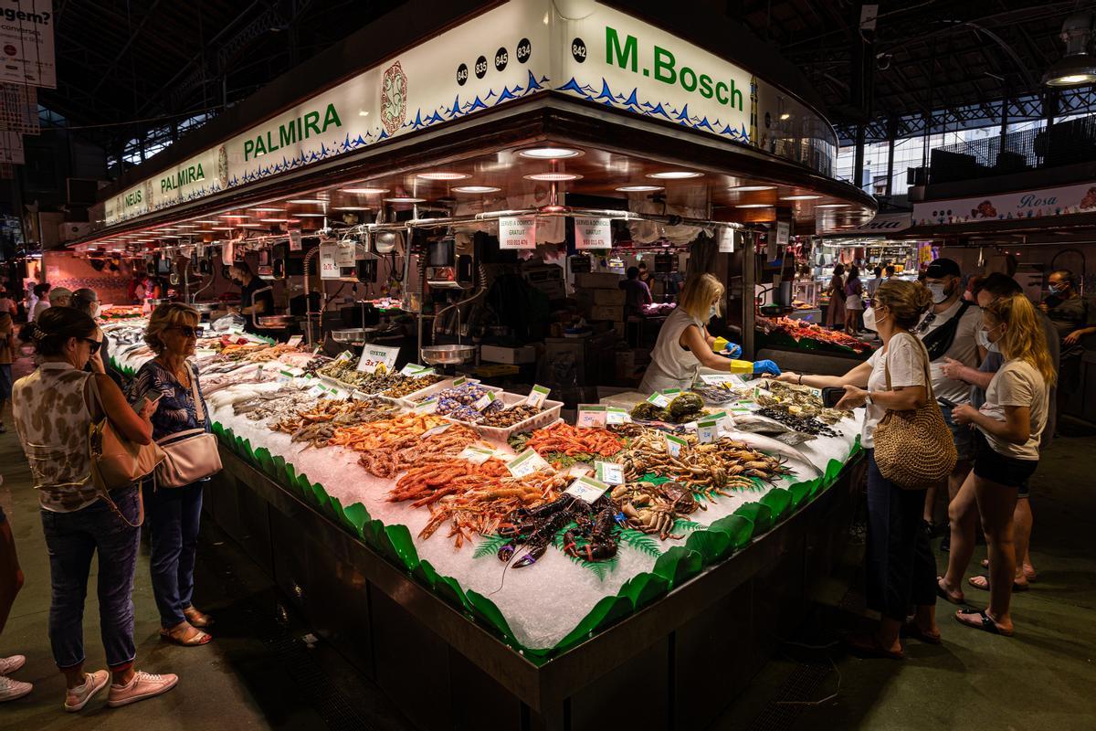 Marisco en una de las pescaderías de la plaza central del mercado,. tal y como están las cosas, la aldea de Ásterix de la Boqueria.