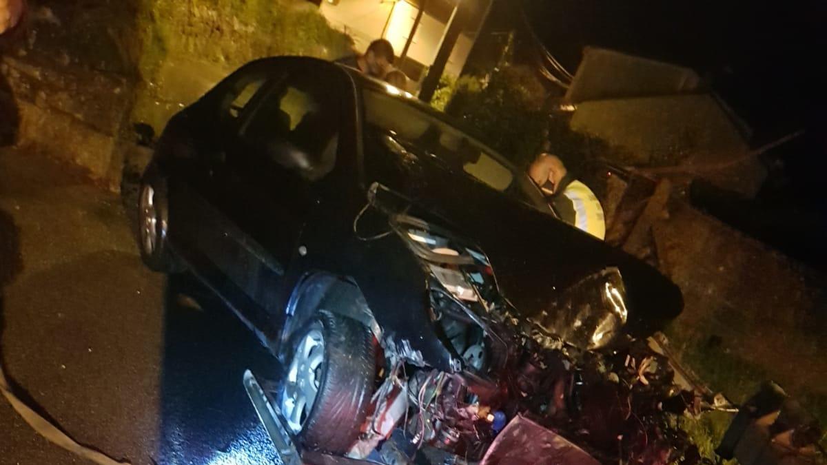 El coche que se empotró contra el muro de una vivienda en Cornazo y se dio a la fuga.