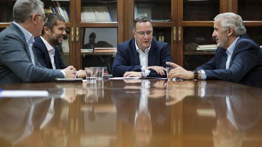 Reunión entre el consejero Poli Suárez y los rectores de la ULPGC (derecha) y la ULL (izquierda).