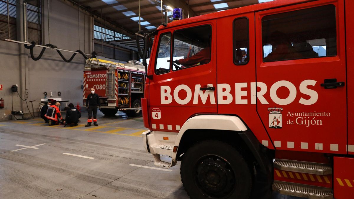 Camiones de bomberos en el parque de Roces, en una imagen de archivo.