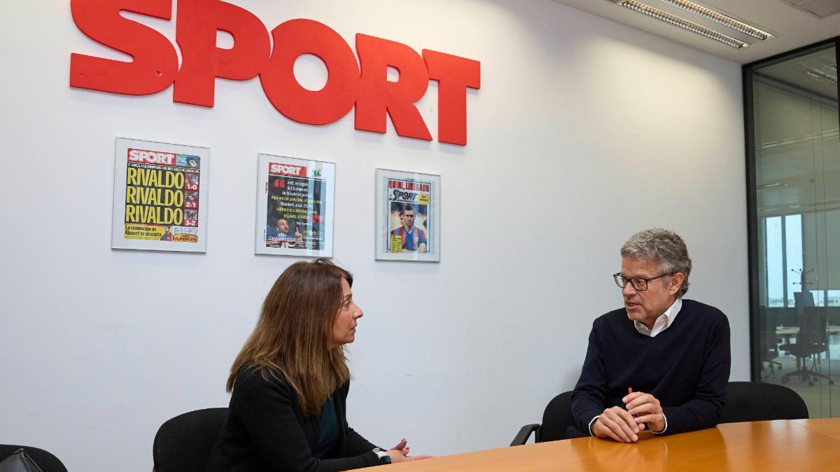 Joan Vehils, director del diario SPORT, atiende a Meritxell Budó en su visita a la redacción