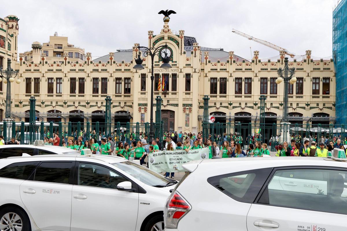 Taxistas y docentes colapsan el centro de València con sus protestas