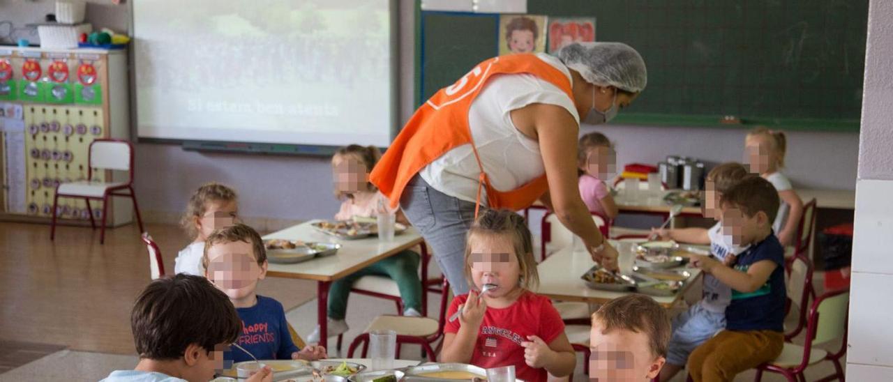 Una trabajadora en un comedor escolar en Elche.  | ALEX DOMÍNGUEZ