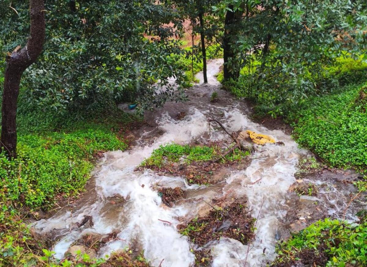 Agua de lluvia bajando por el Camiño da Torre en Meira. | SANTOS ÁLVAREZ