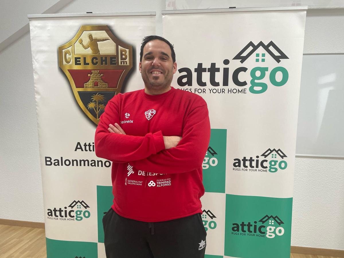 El entrenador del Atticgo Balonmano Elche, Joaquín Rocamora, esta mañana tras la rueda de Prensa