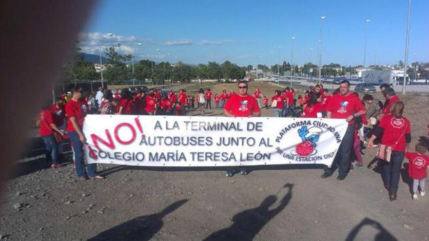 Los miembros de la plataforma se unen para acordonar los terrenos donde irá la terminal.