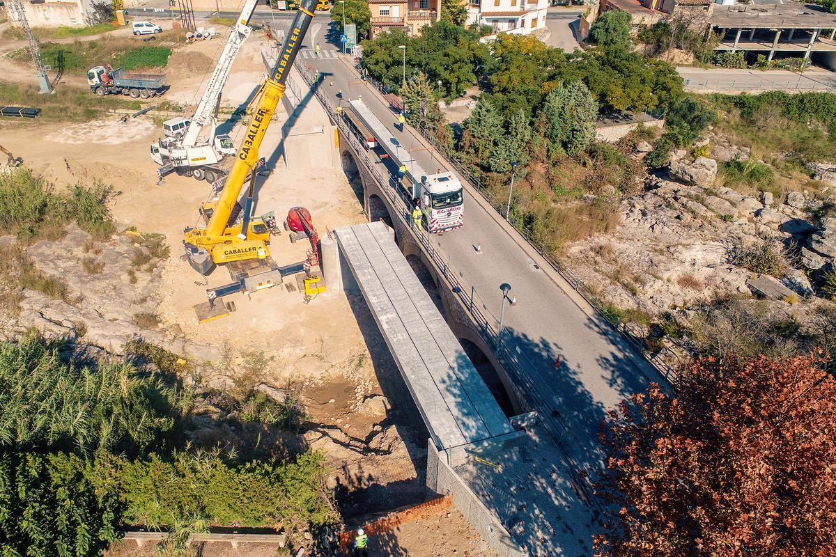 Imagen de archivo de las obras de construcción de las obras de la pasarela para añadir un carril bici en el puente de San Rafael del Río.