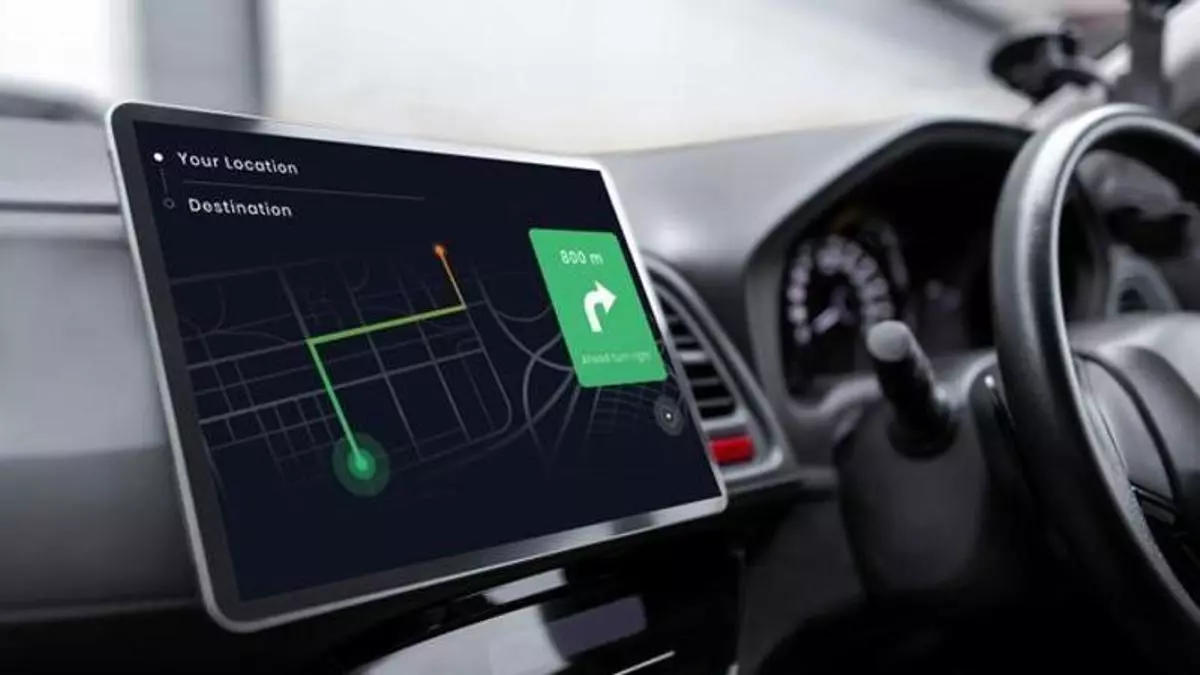 Los coches tienen cada vez más pantallas, pero uno de cada tres conductores ni siquiera usa una de ellas