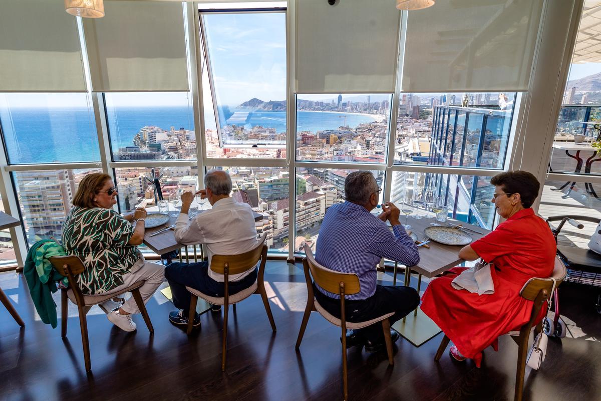 Uno de los restaurantes "en altura" que ofrece su gastronomía no solo a huéspedes en Benidorm.