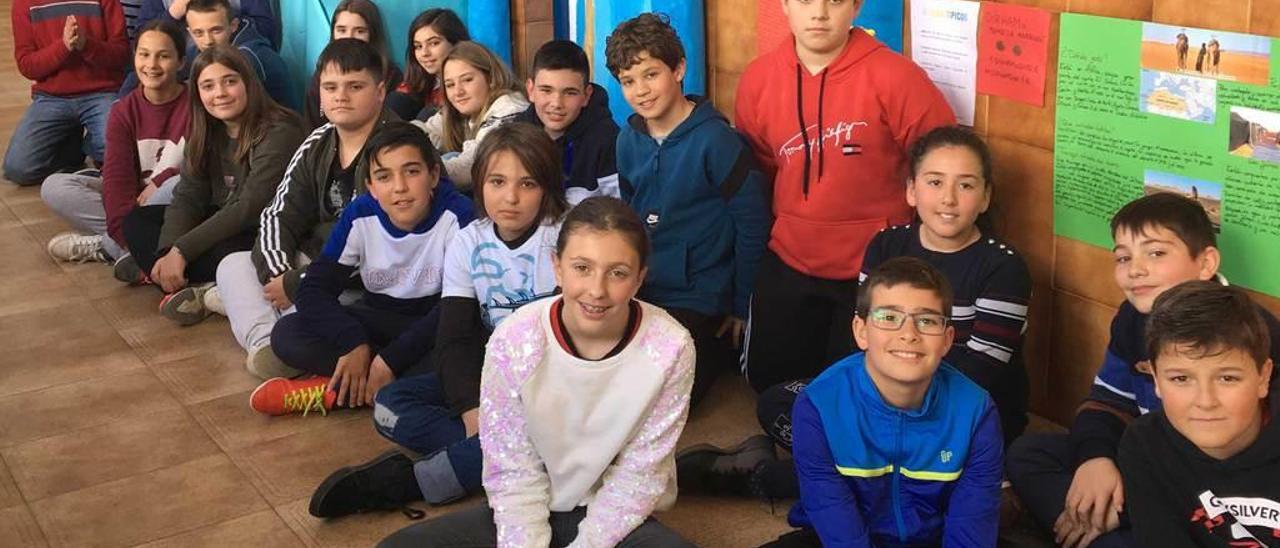 Alumnos de sexto de Primaria, en el pasillo de acceso al aula, ambientado con elementos propios de Marruecos.