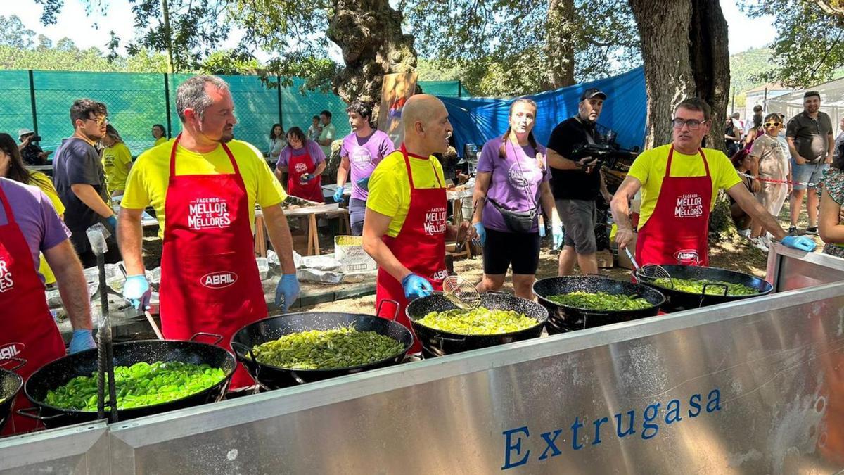 Fritura de pimientos en la carballeira de Herbón, donde se sirvieron 3.000 raciones del manjar