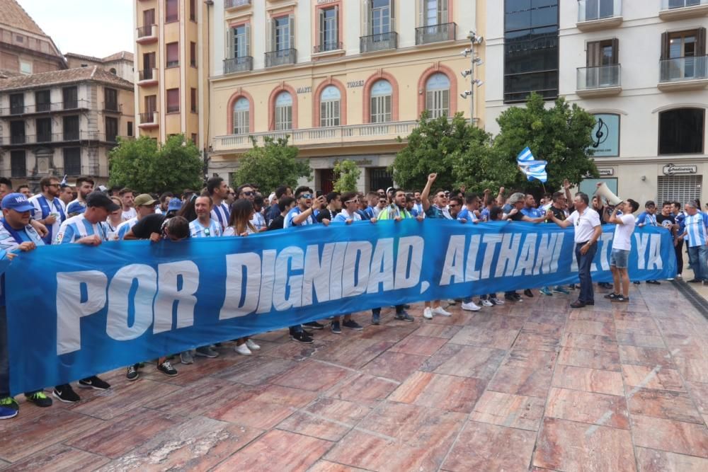 En torno a trescientos seguidores del equipo marchan desde la plaza de la Constitución hasta La Rosaleda portando la pancarta 'Por dignidad, Al Thani vete ya'