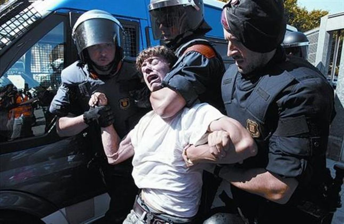 Els Mossos detenen un indignat als voltants del parc de la Ciutadella, dimecres. Els Mossos detenen un indignat als voltants del parc de la Ciutadella, dimecres.