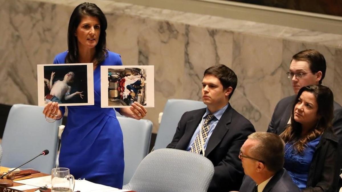 Nikki Haley sostiene unas fotografías de las víctimas del gas serín  en Siria.