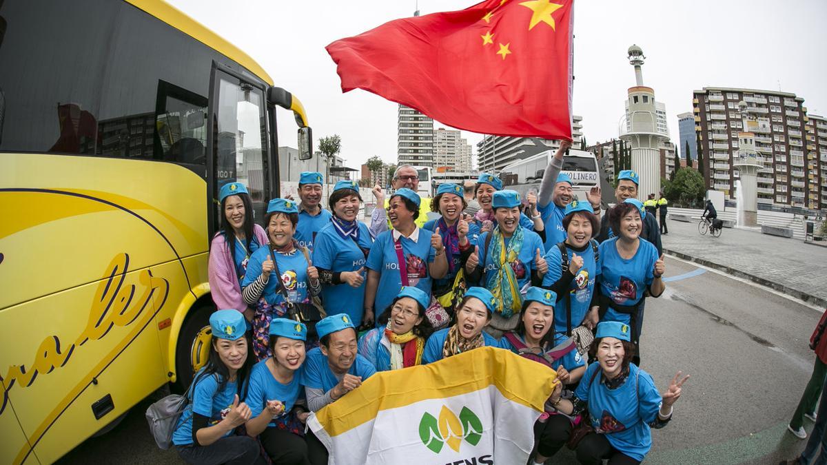 Parte del grupo de 2.500 chinos que ha llegado este domingo a Barcelona en AVE desde Madrid en su viaje de vacaciones regaladas por su empresa, el Grupo Tiens.