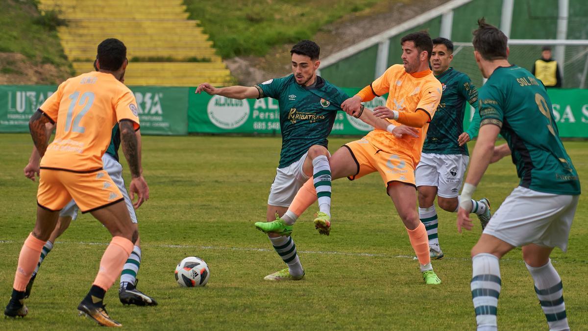 Una acción del derbi entre Cacereño y Villanovense disputado en el estadio Príncipe Felipe el pasado mes de febrero.