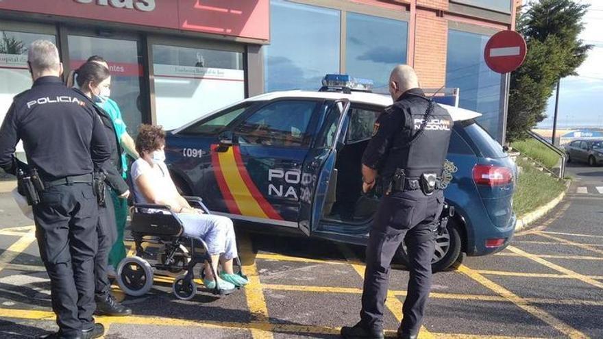 Noemí Martínez, a su salida del Hospital de Jove, custodiada por la Policía, después de asesinar a su hija.