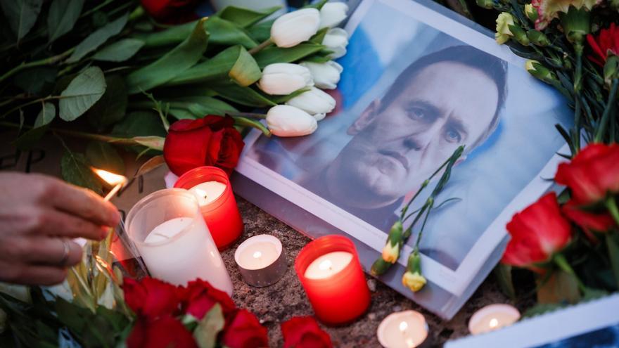 Multitudinario homenaje con flores y velas en Los Ángeles en memoria de Navalny