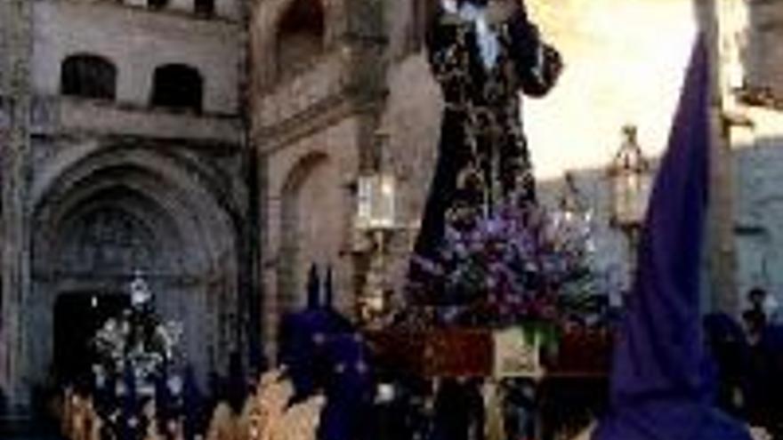 La Pasión del Señor se procesiona con más de 100 cofrades en Coria