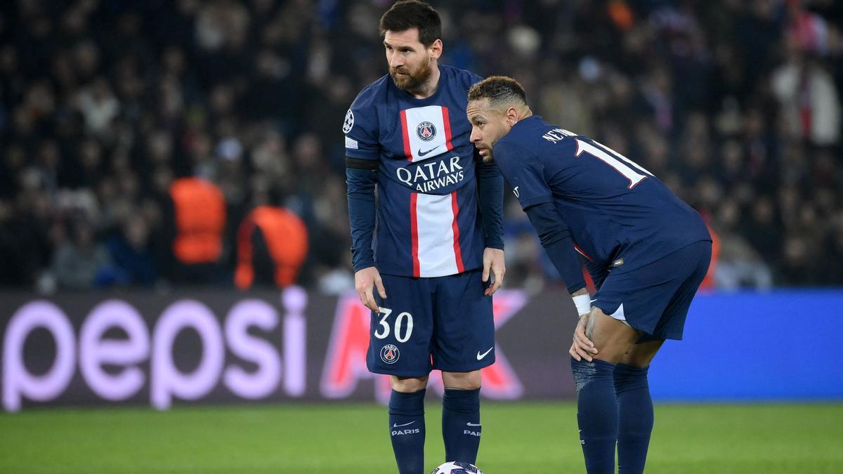 Messi y Neymar estudian el lanzamiento de una falta en el Paris SG-Bayern del Parque de los Príncipes.