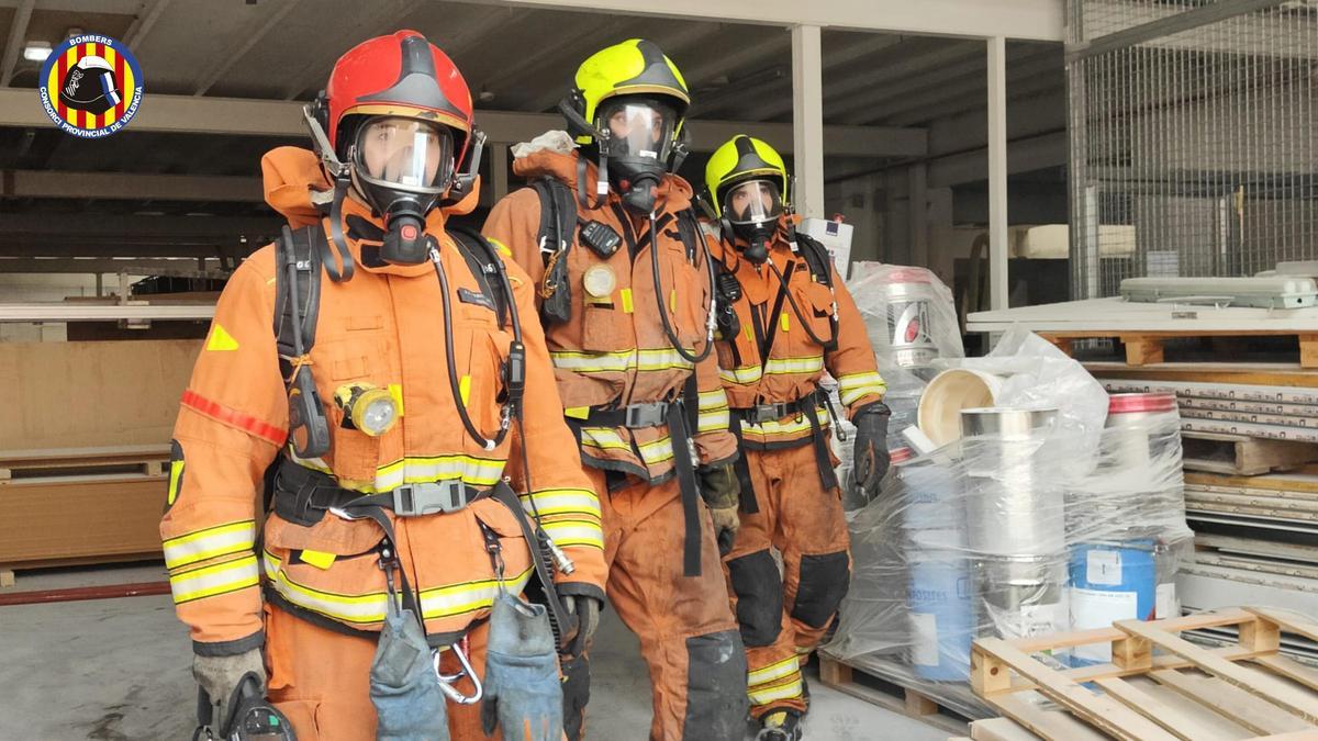 Dos heridos por inhalación de humo en el incendio de una nave ...