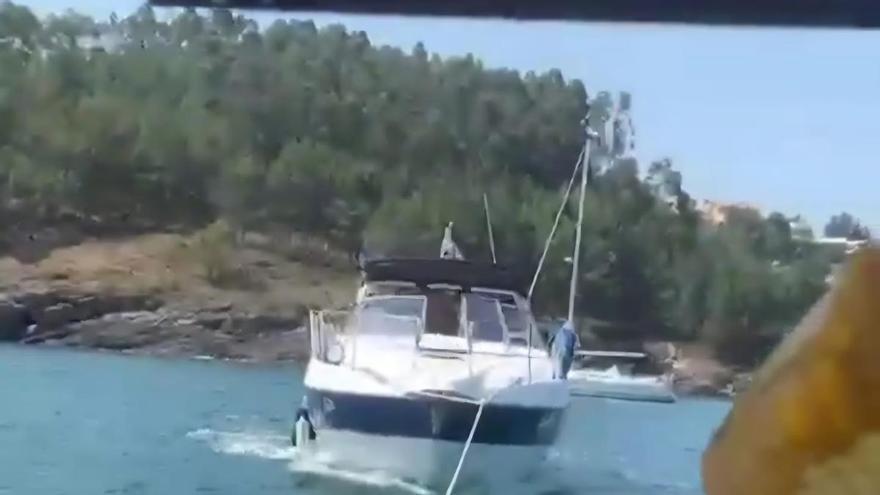 El motor de una embarcación arde en Portonovo y obliga a un rescate marítimo