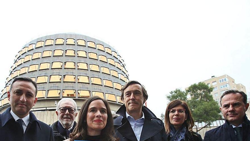 Diputados del PP, junto al expresidente de la Diputación de Alicante, ante el Constitucional, en 2019.