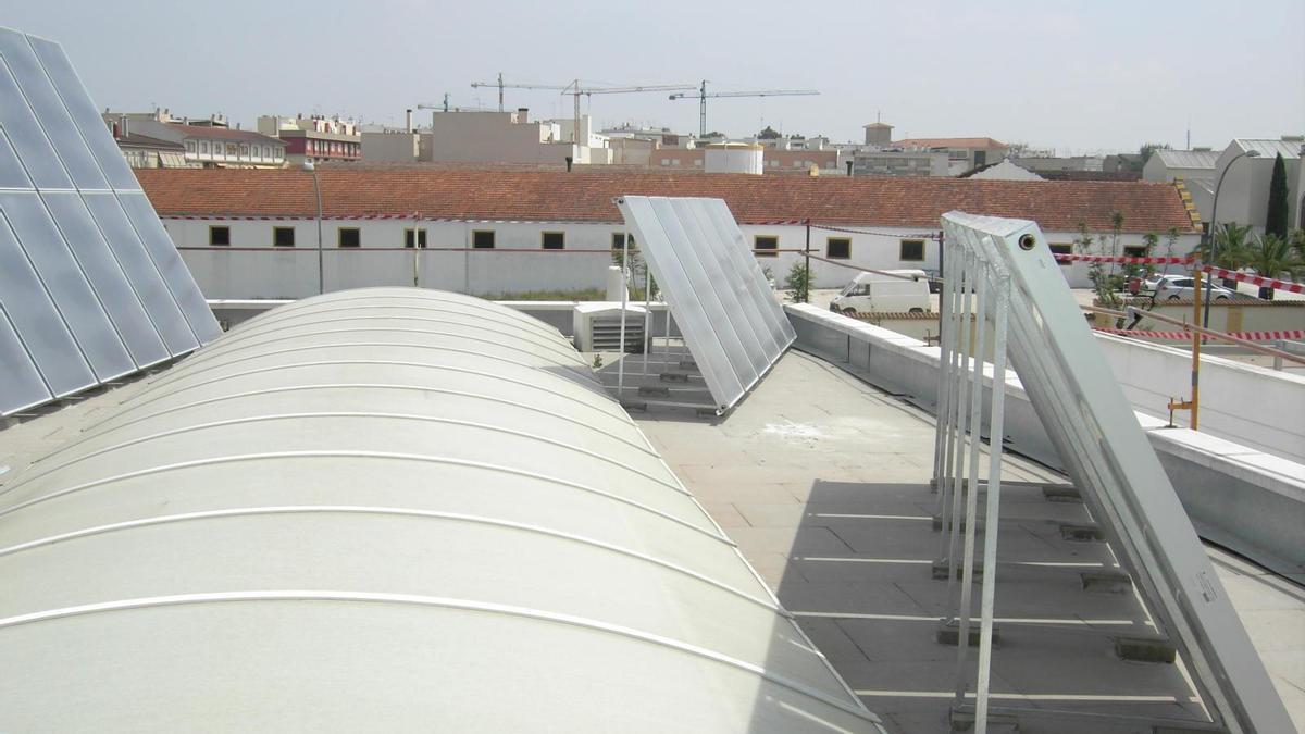 Placas solares instaladas en la piscina de Montilla.