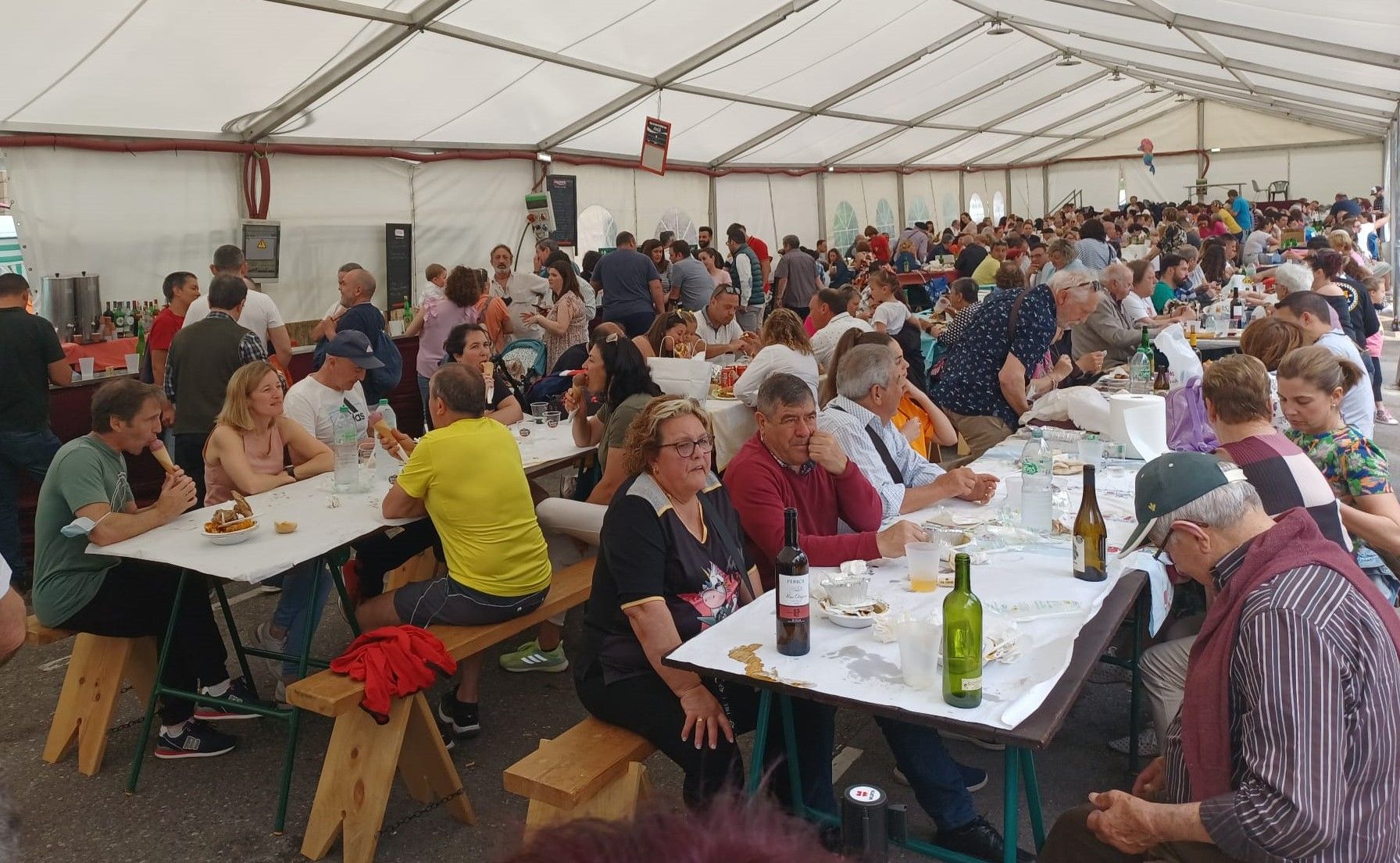 Llenazo en la comida en la calle de Posada de Llanera: "Ya era hora de poder disfrutar así"