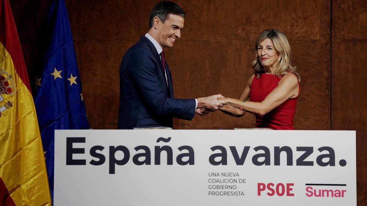 MADRID 24/10/2023 Política. Pedro Sánchez y Yolanda Díaz firman el acuerdo de gobierno de coalición progresista. FOTO de JOSE LUIS ROCA