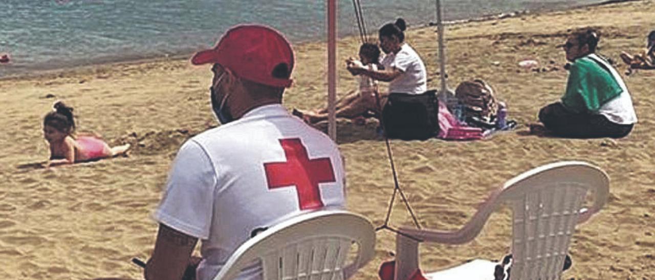 Un socorrista en la playa de Las Alcaravaneras, en la capital grancanaria.