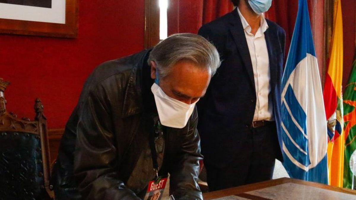 Joe Dante firma el libro de honor en el ayuntamiento.