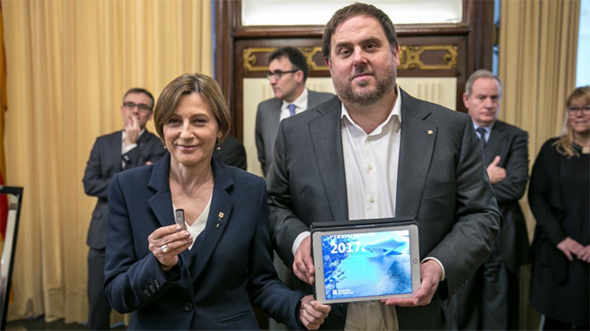 El vicepresident del Govern, Oriol Junqueras, entrega el projecte de llei de pressupostos a la presidenta del Parlament, Carme Forcadell, aquest dimarts.